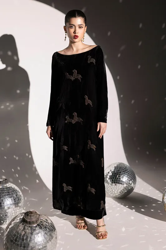 Black velvet long shirt with off‑shoulder neckline – view 1 – Poshaq