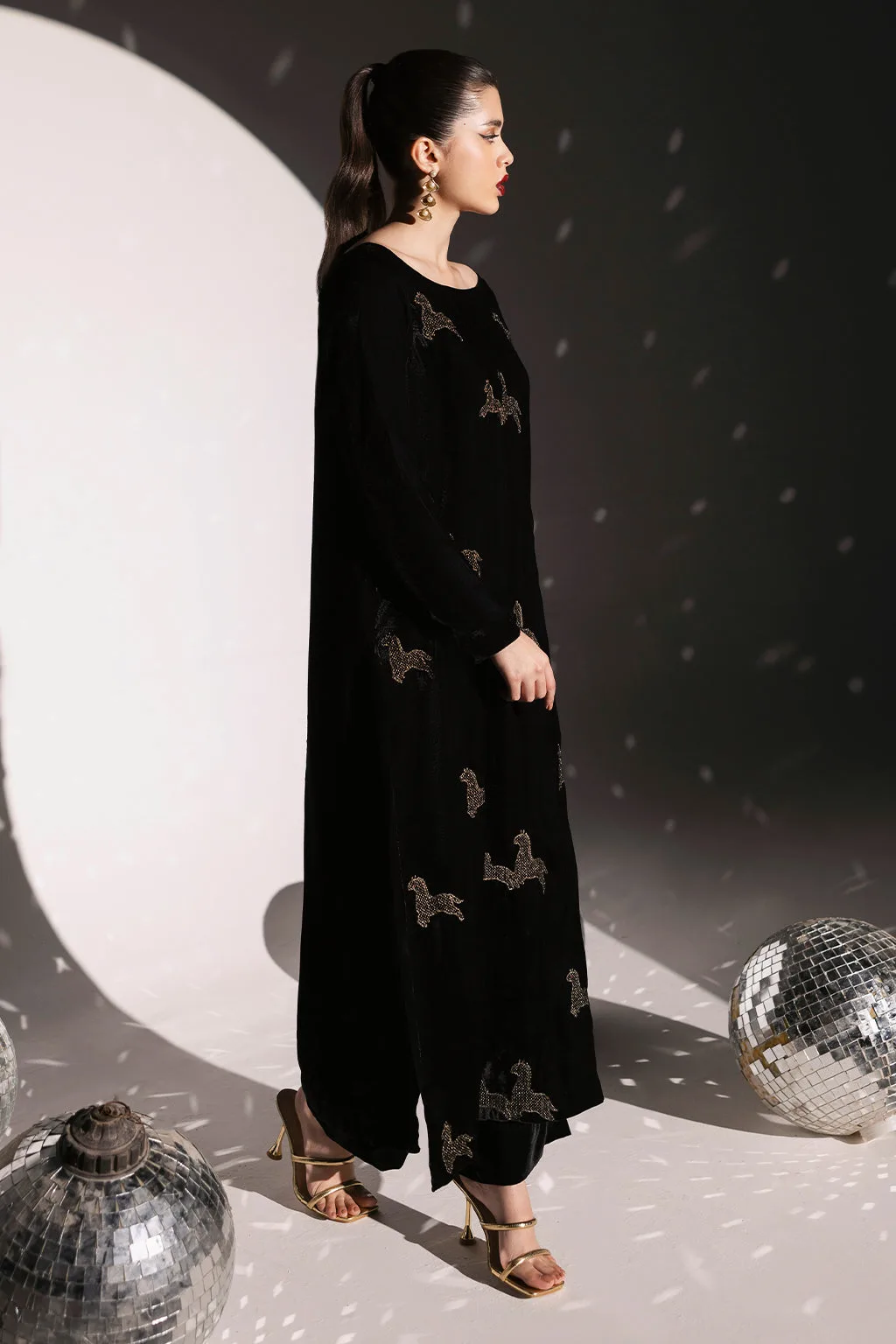 Black velvet long shirt with off‑shoulder neckline – view 2 – Poshaq