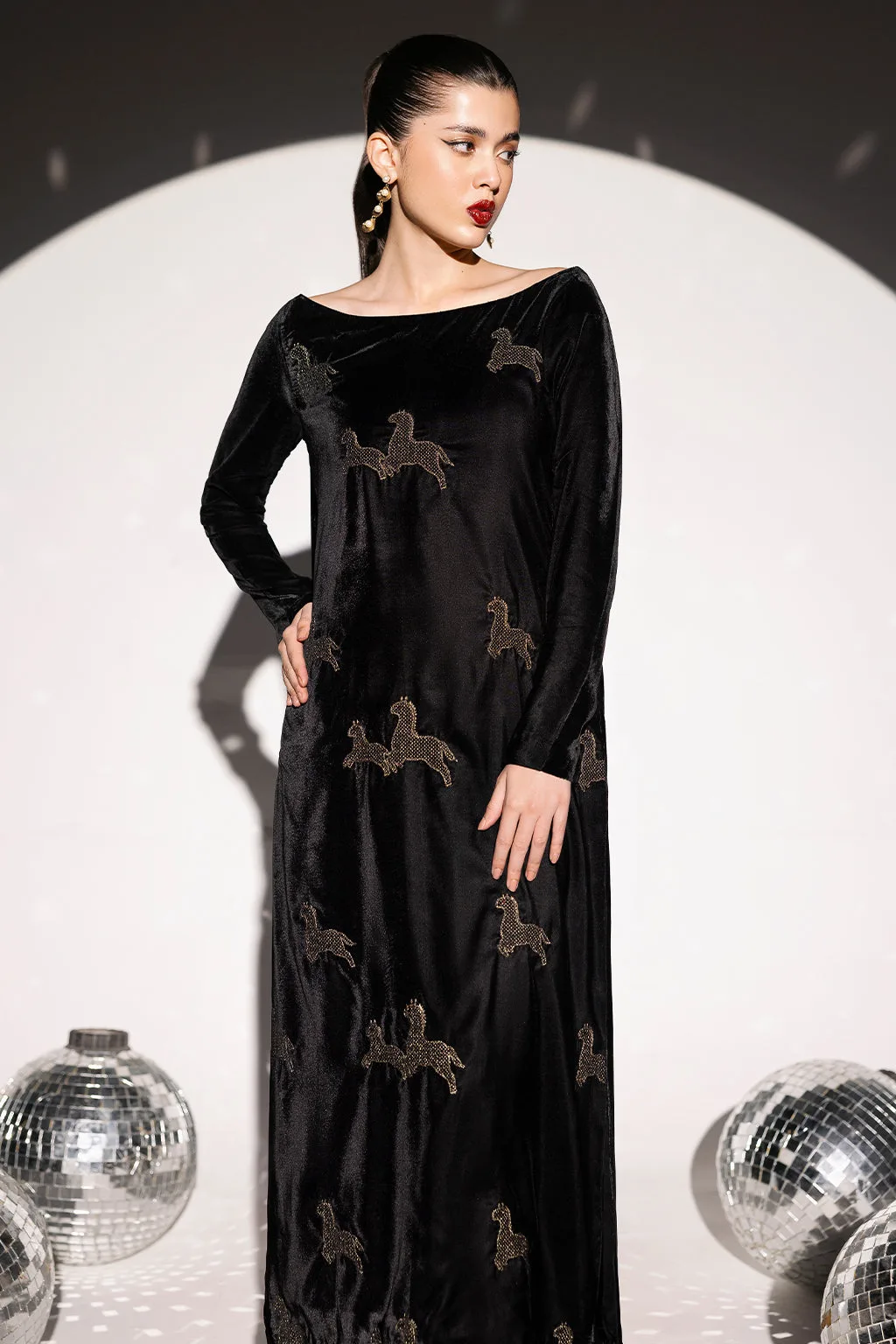 Black velvet long shirt with off‑shoulder neckline – view 3 – Poshaq