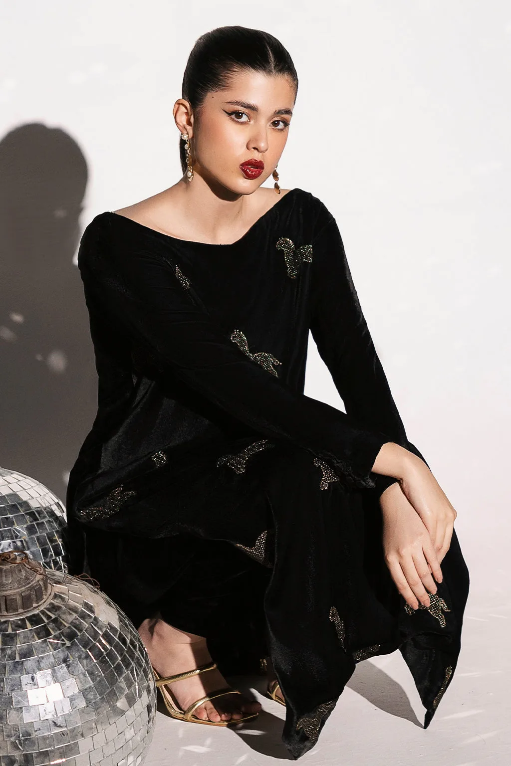 Black velvet long shirt with off‑shoulder neckline – view 4 – Poshaq