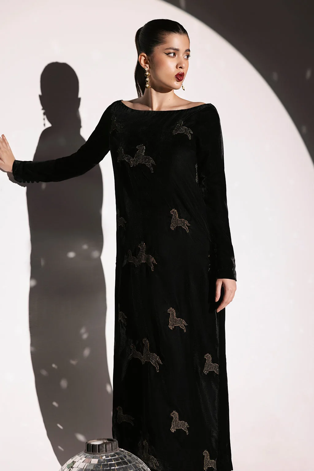 Black velvet long shirt with off‑shoulder neckline – view 5 – Poshaq
