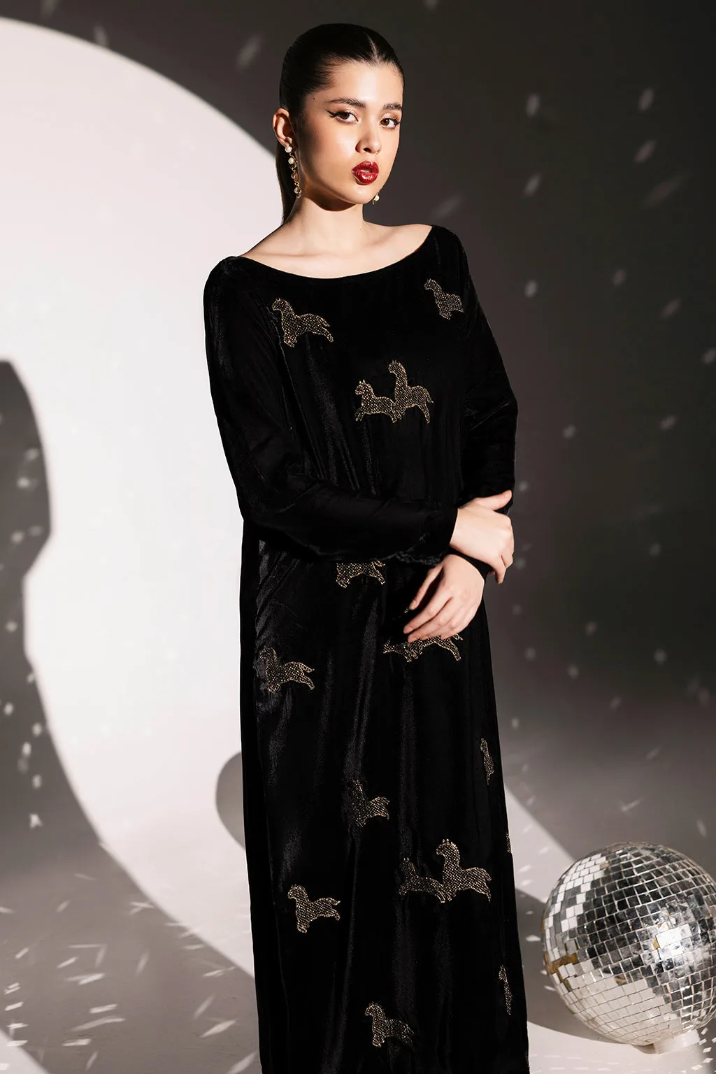 Black velvet long shirt with off‑shoulder neckline – view 6 – Poshaq