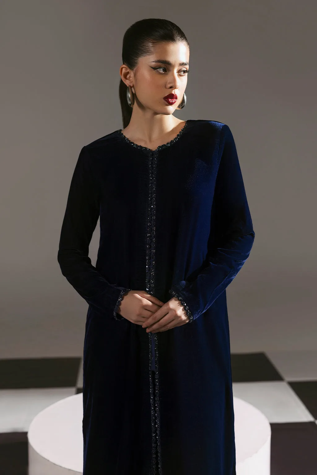 Navy blue velvet long shirt with round neckline and front slit – view 2 – Poshaq