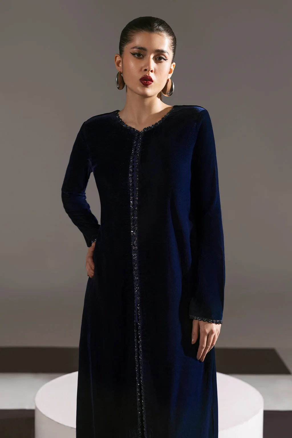 Navy blue velvet long shirt with round neckline and front slit – view 3 – Poshaq