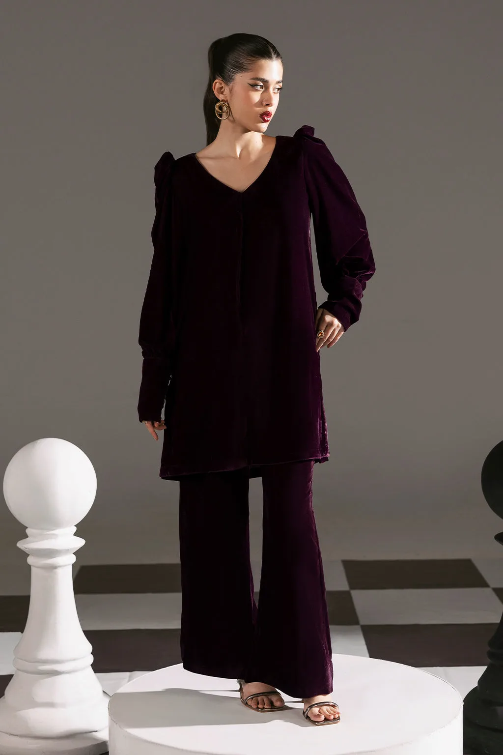 Dark plum velvet suit with V-neck shirt and matching trousers – view 1 – Poshaq