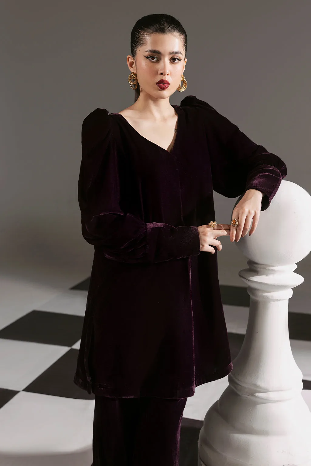 Dark plum velvet suit with V-neck shirt and matching trousers – view 2 – Poshaq