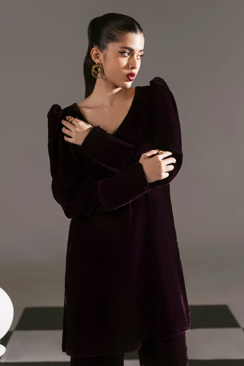 Dark plum velvet suit with V-neck shirt and matching trousers – view 3 – Poshaq