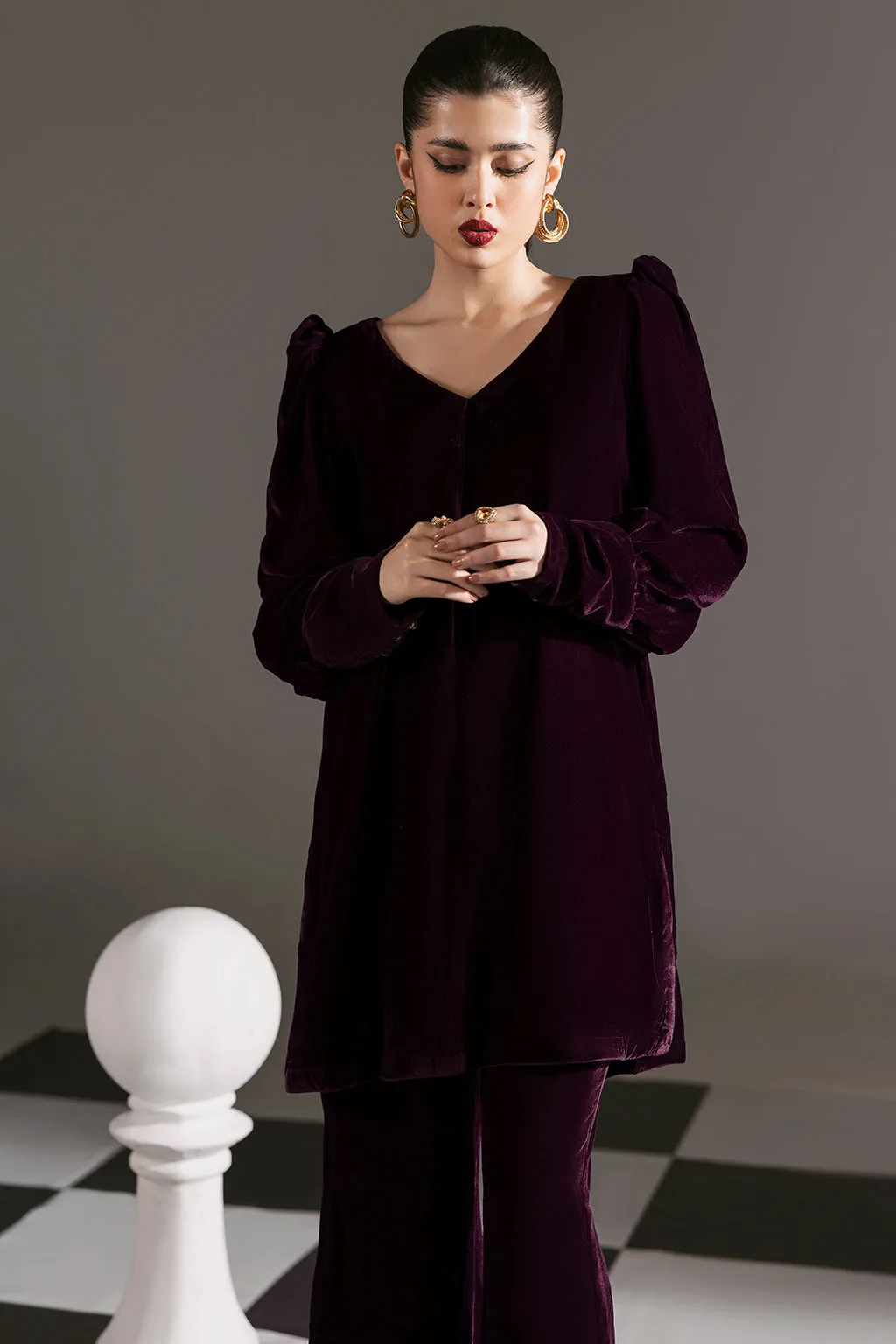 Dark plum velvet suit with V-neck shirt and matching trousers – view 4 – Poshaq
