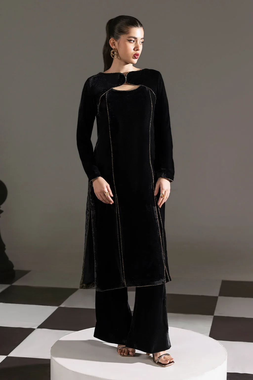 black velvet set with winged neckline and side slits – view 1 – Poshaq