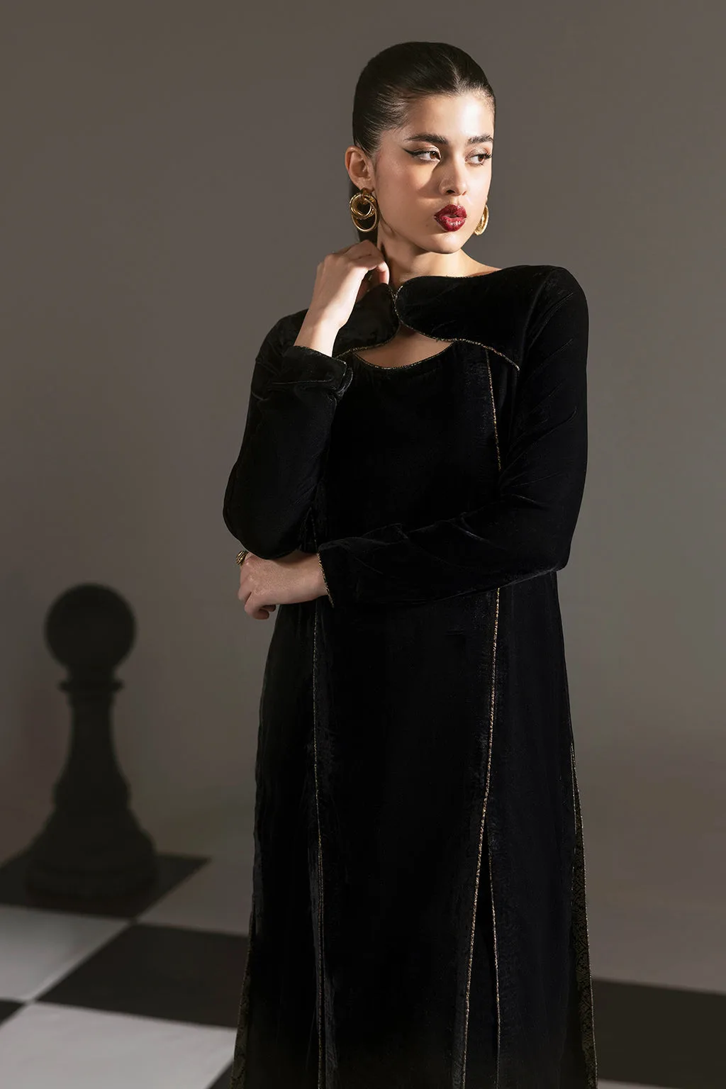 black velvet set with winged neckline and side slits – view 2 – Poshaq