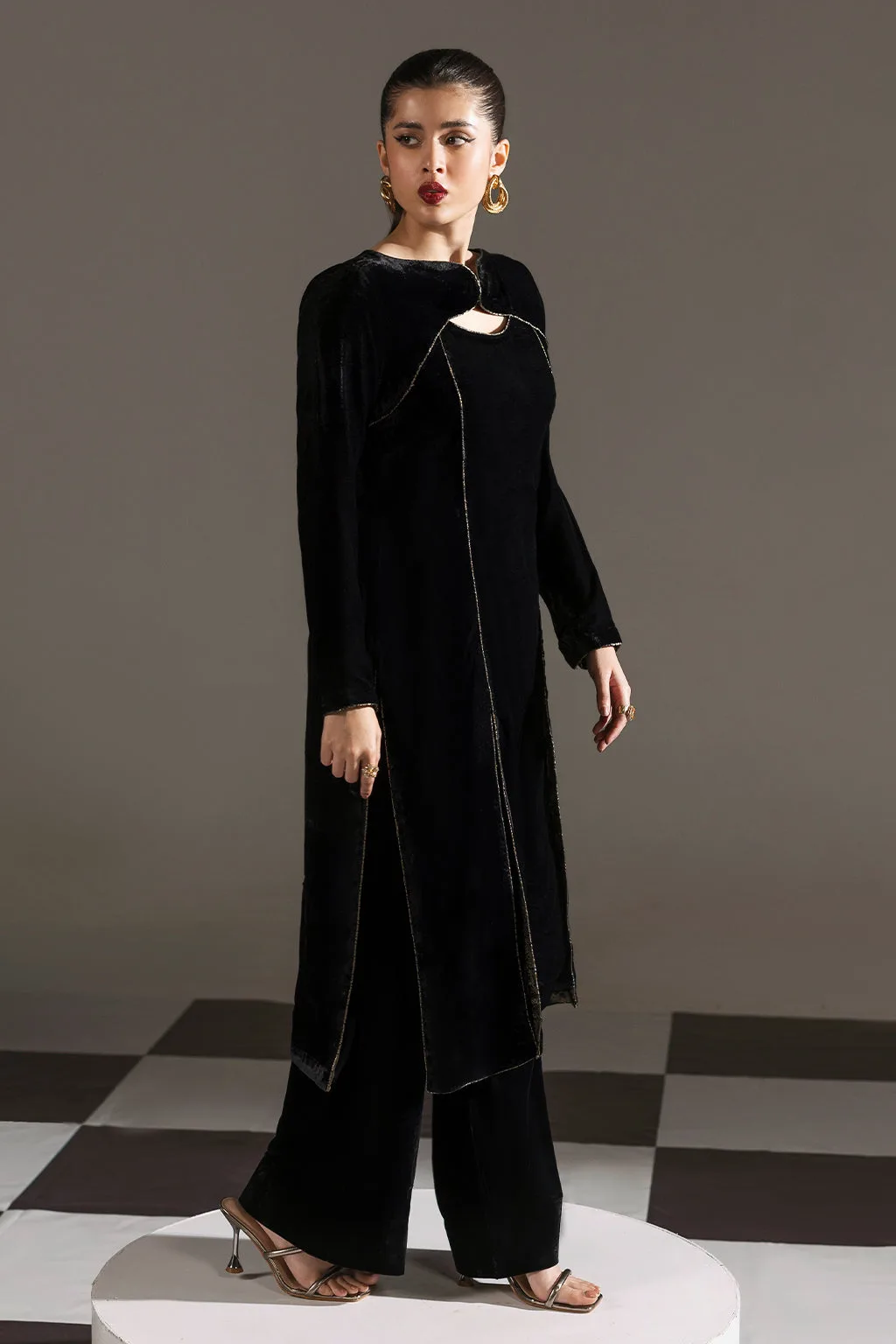 black velvet set with winged neckline and side slits – view 4 – Poshaq