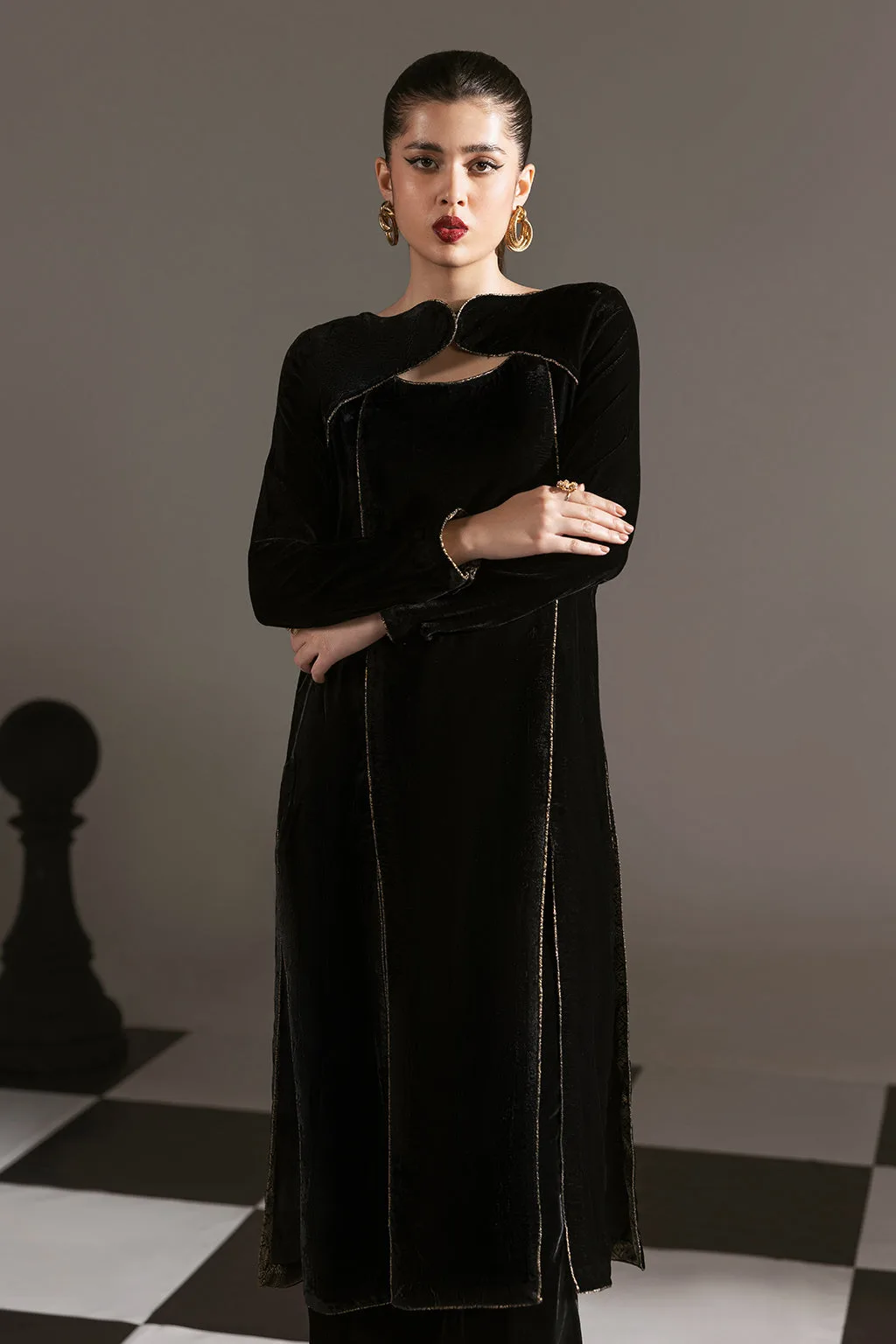 black velvet set with winged neckline and side slits – view 6 – Poshaq