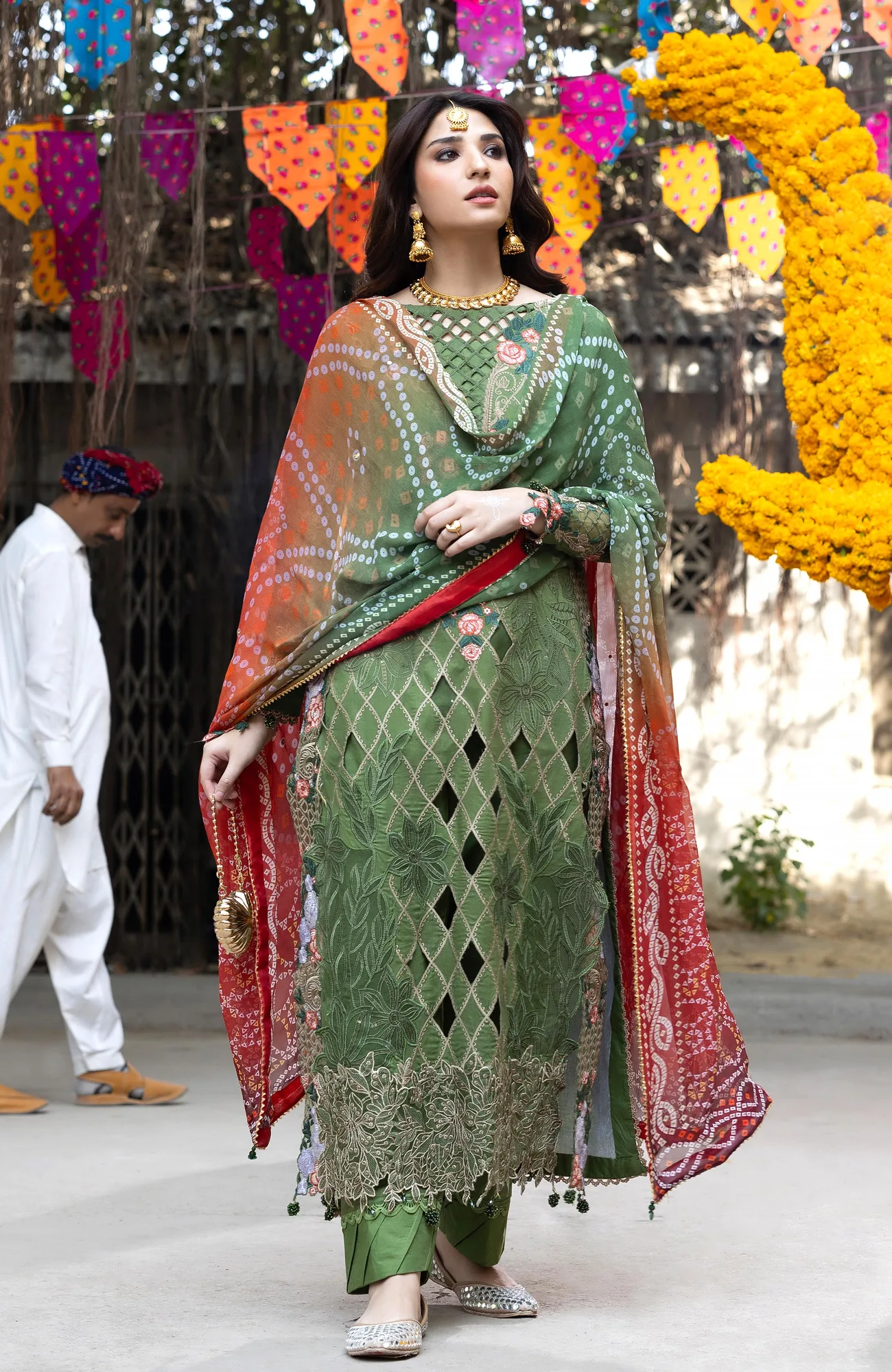 Olive green organza long shirt with sequin embroidery, chiffon dupatta and cambric trousers – view 3 – Poshaq