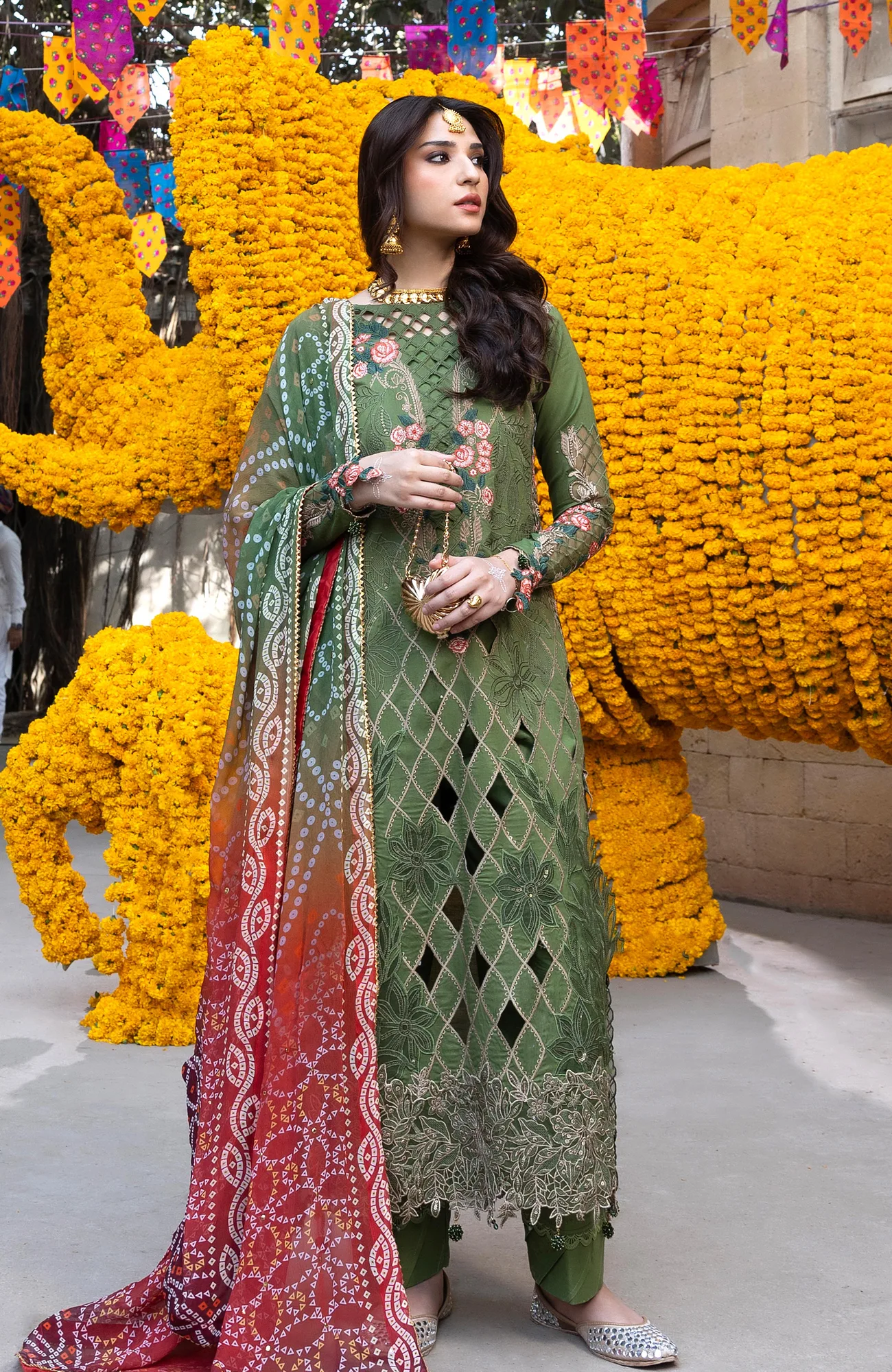 Olive green organza long shirt with sequin embroidery, chiffon dupatta and cambric trousers – view 4 – Poshaq
