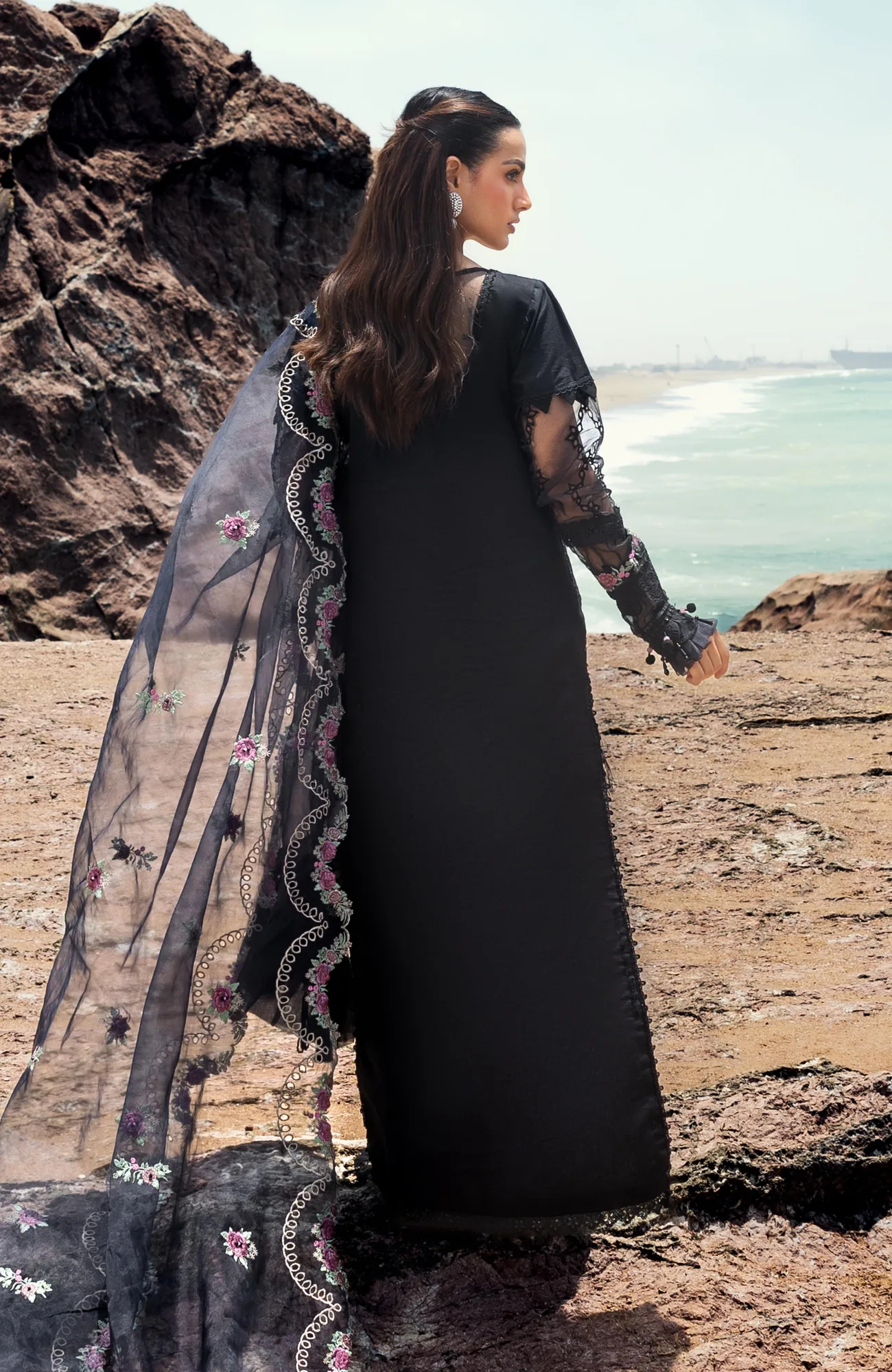 Black long shirt with embroidered details from Al Zohaib – view 2 – Poshaq