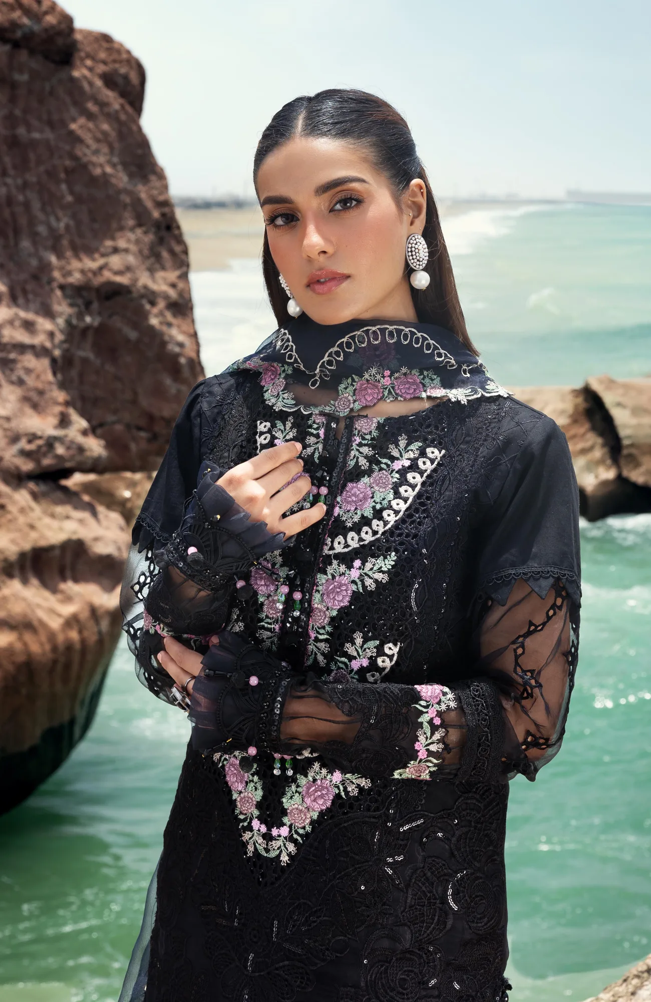 Black long shirt with embroidered details from Al Zohaib – view 3 – Poshaq