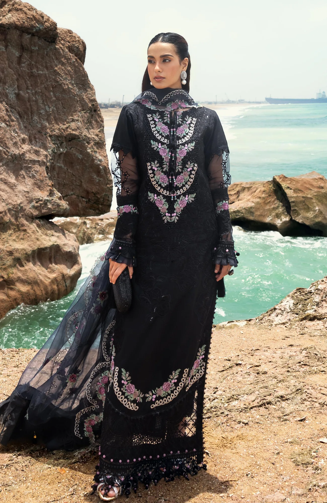 Black long shirt with embroidered details from Al Zohaib – view 4 – Poshaq