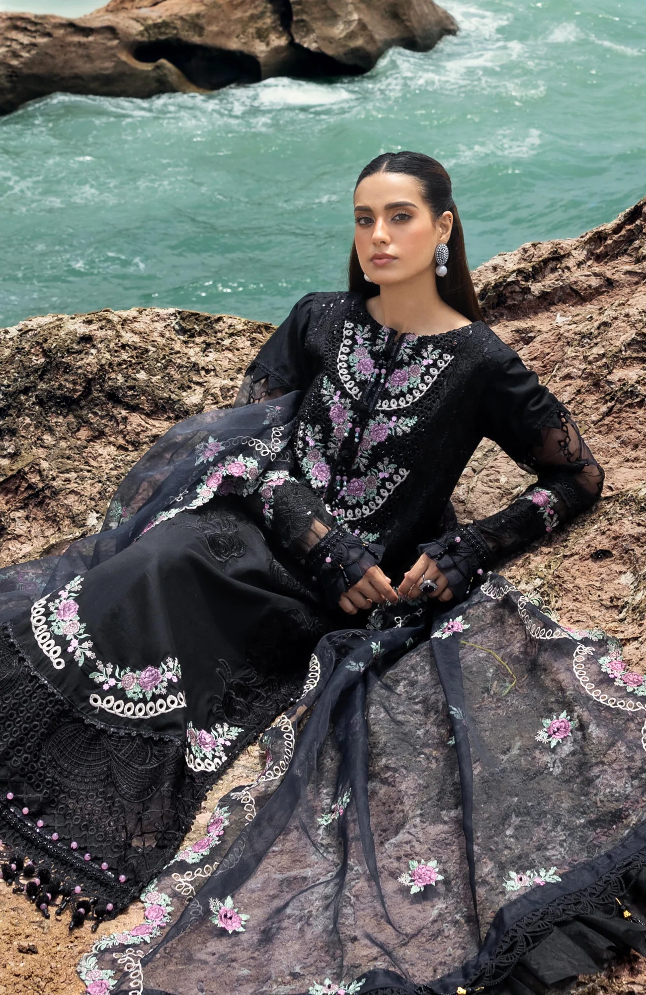 Black long shirt with embroidered details from Al Zohaib – view 5 – Poshaq