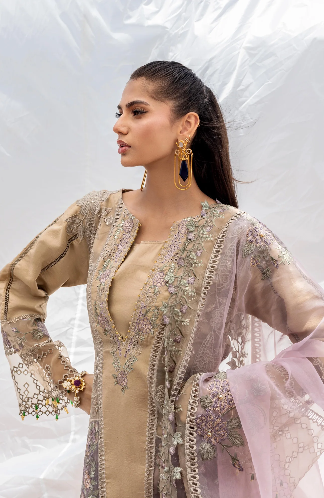 Beige long shirt with organza and lawn embroidery – view 3 – Poshaq