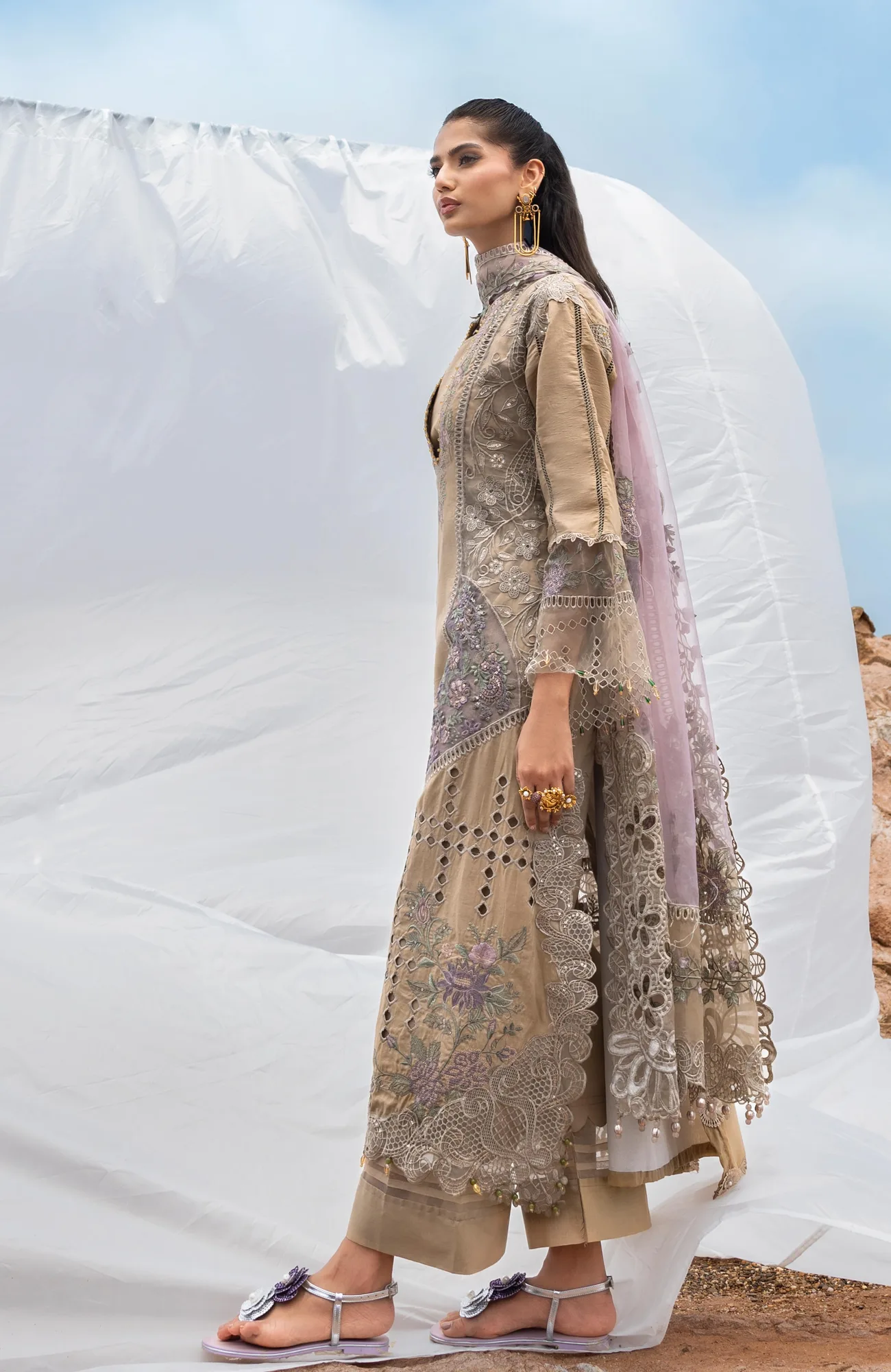 Beige long shirt with organza and lawn embroidery – view 4 – Poshaq