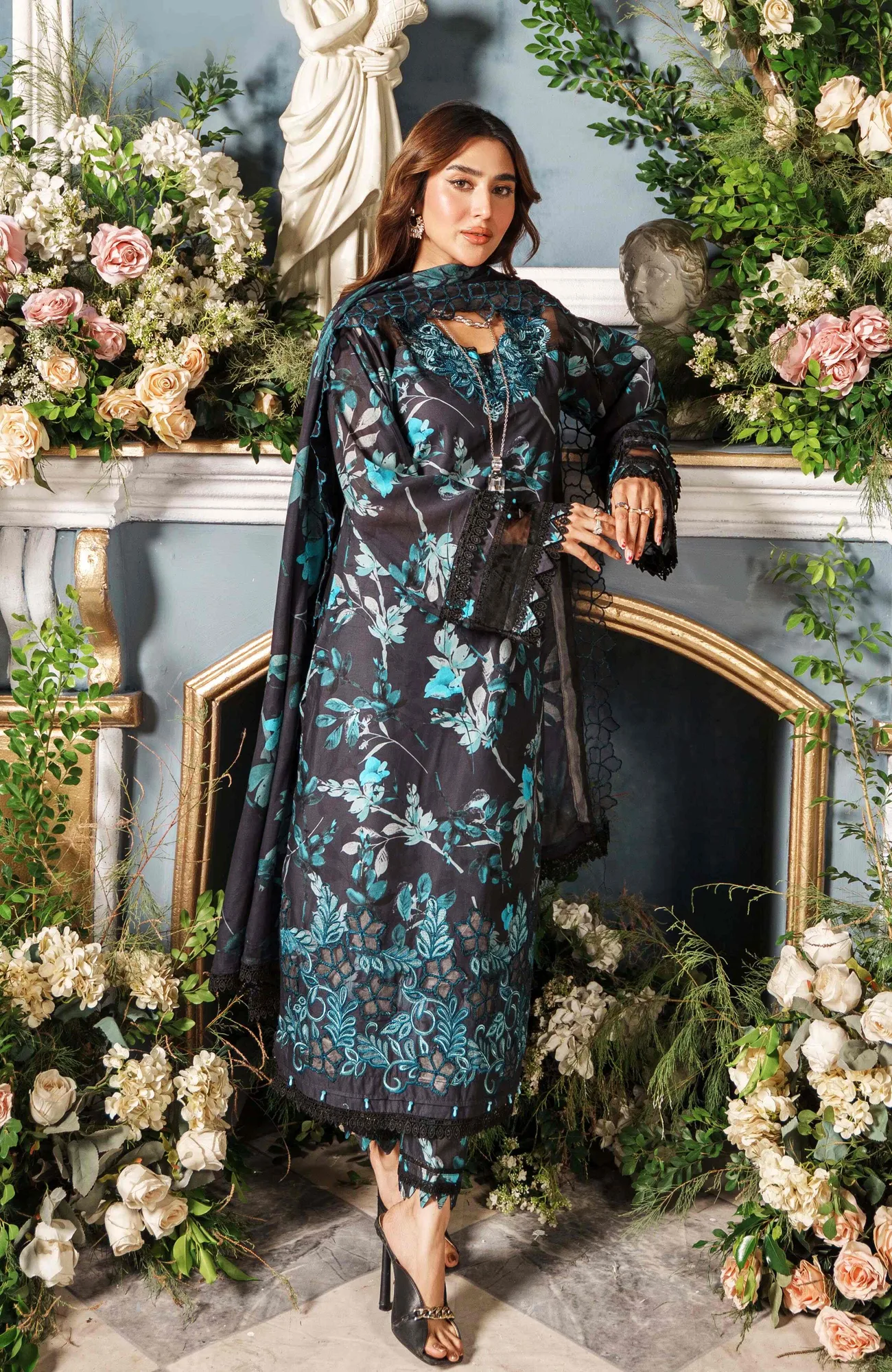 Black long shirt with cutwork appliques, cambric and lawn fabric – view 3 – Poshaq
