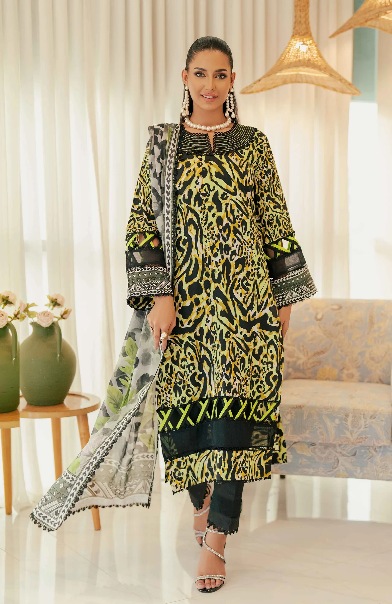 Black long shirt with digital printed cotton satin details – view 1 – Poshaq