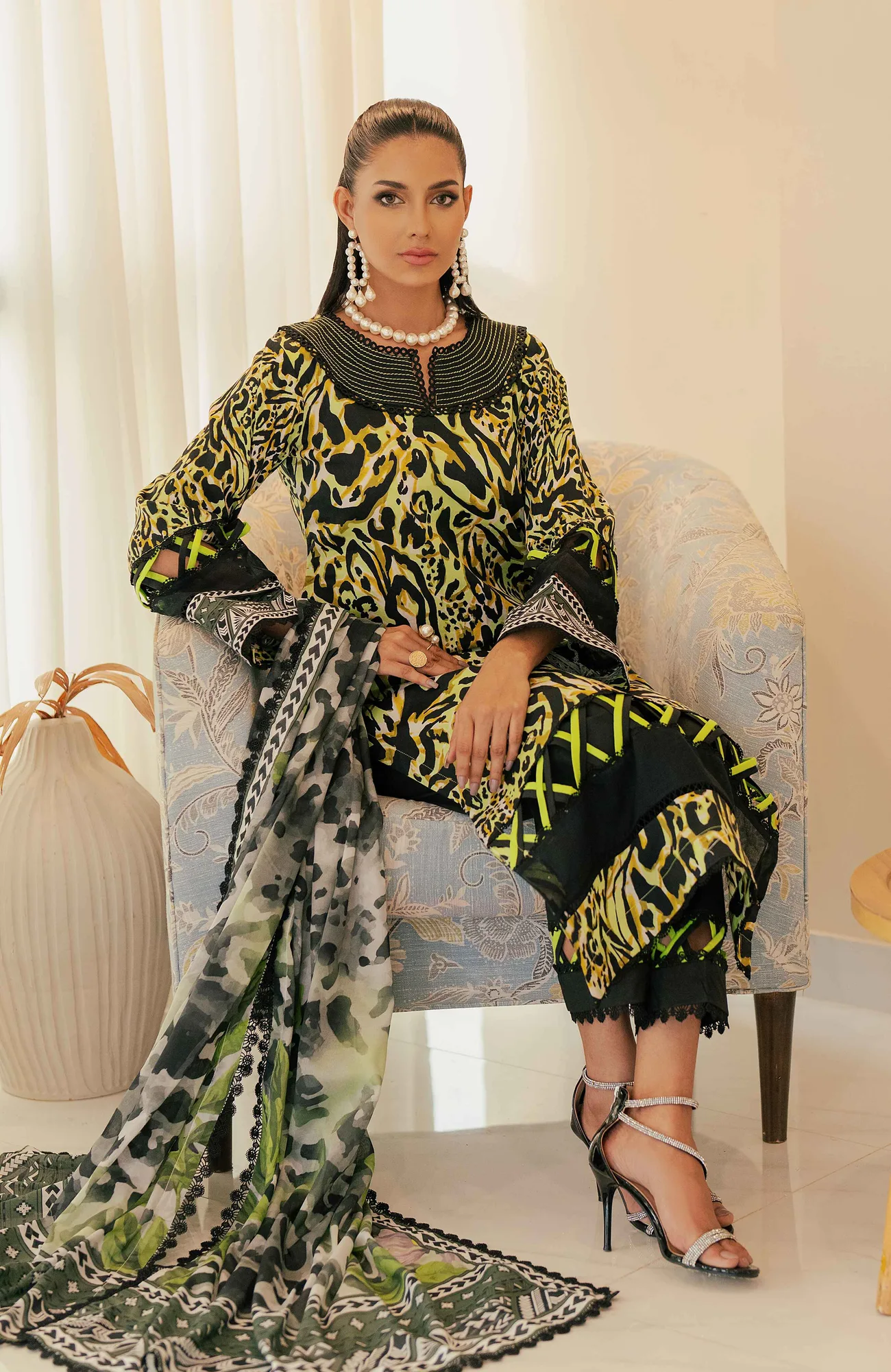 Black long shirt with digital printed cotton satin details – view 3 – Poshaq