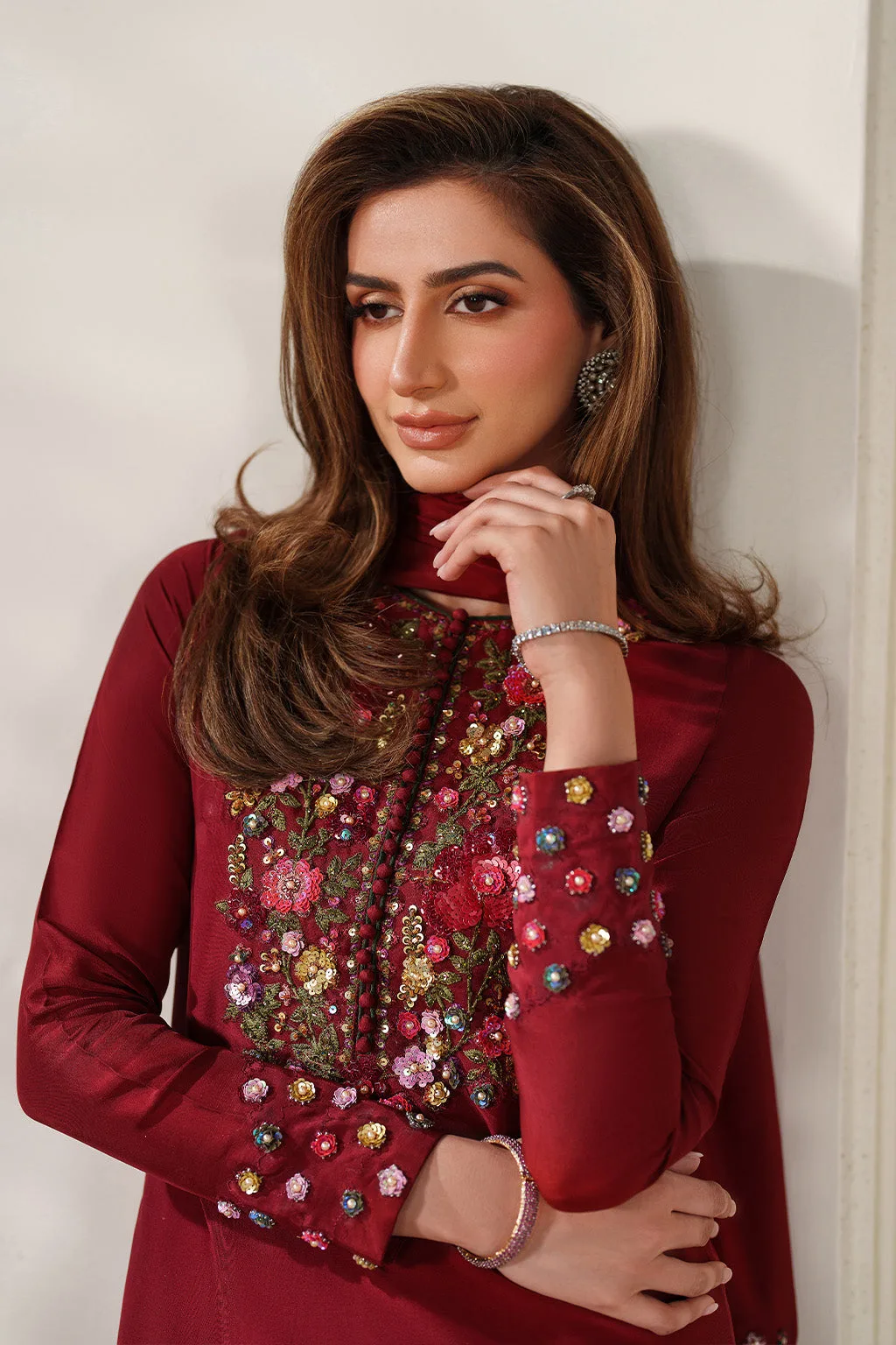 Red unstitched silk and organza suit with embroidered neckline – view 3 – Poshaq