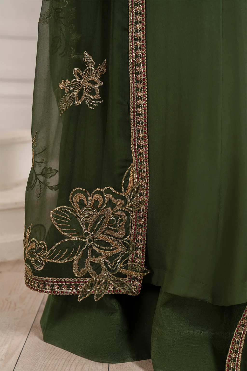 Embroidered chiffon frock with organza sleeves and raw silk trousers – view 6 – Poshaq