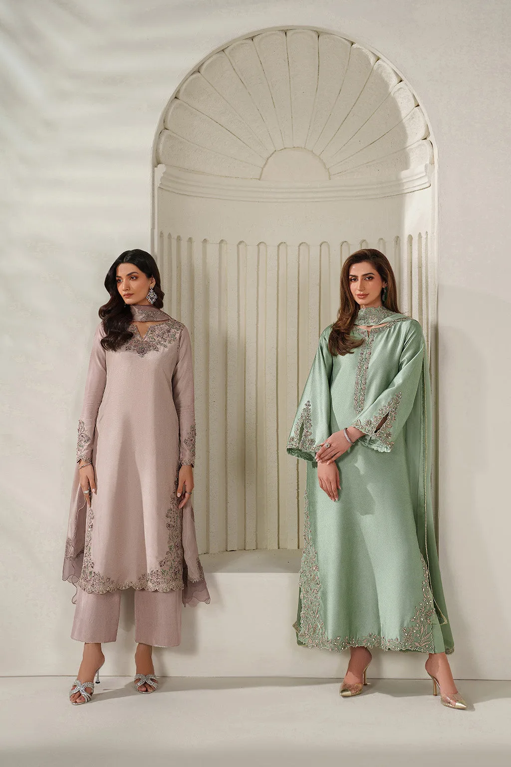 Green textured silk suit with organza embroidery and raw silk trousers – view 11 – Poshaq