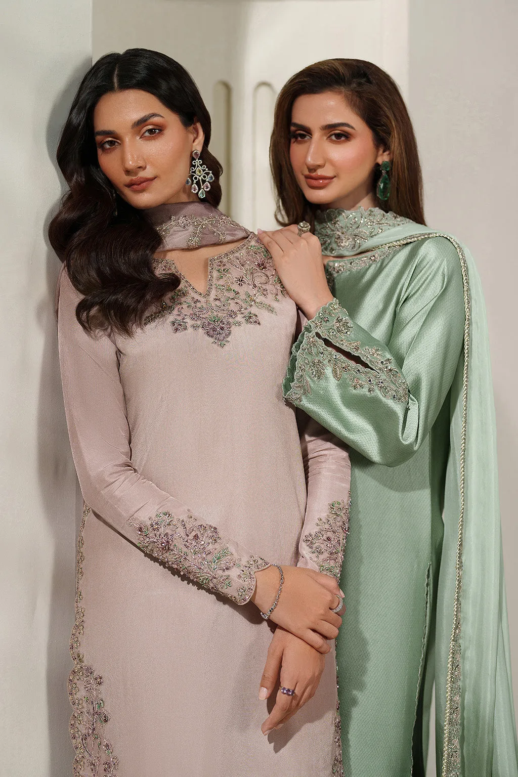 Green textured silk suit with organza embroidery and raw silk trousers – view 12 – Poshaq