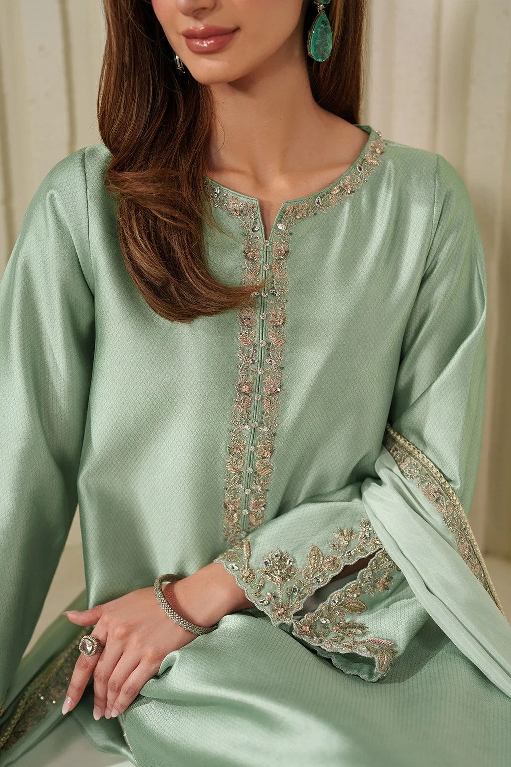 Green textured silk suit with organza embroidery and raw silk trousers – view 4 – Poshaq