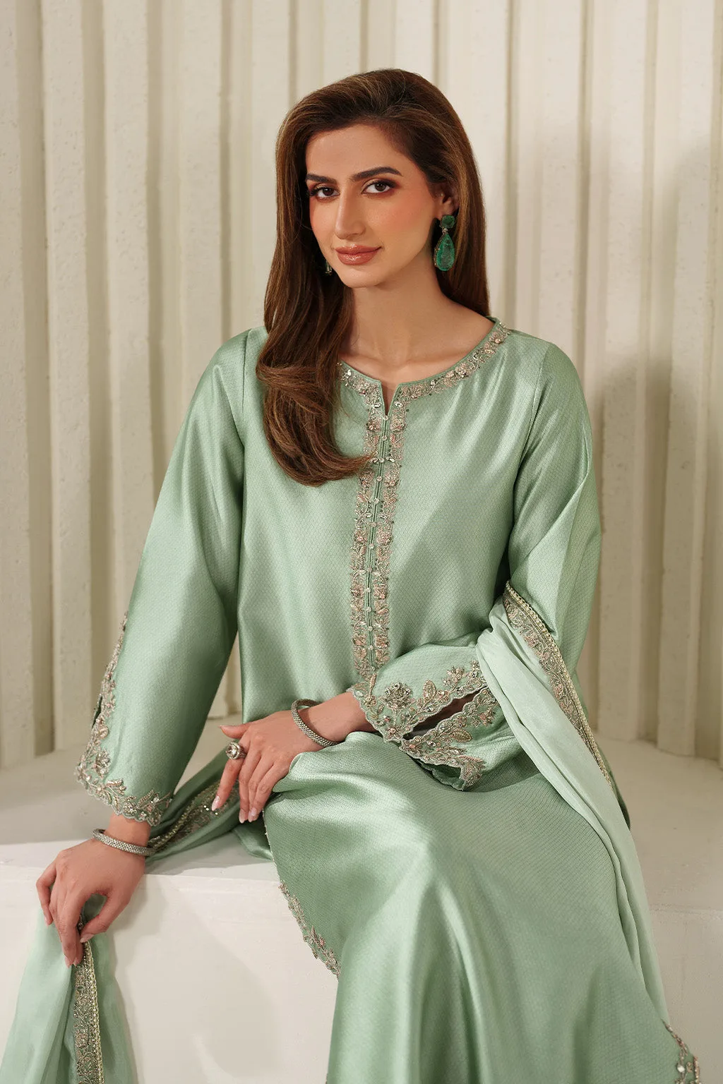 Green textured silk suit with organza embroidery and raw silk trousers – view 9 – Poshaq