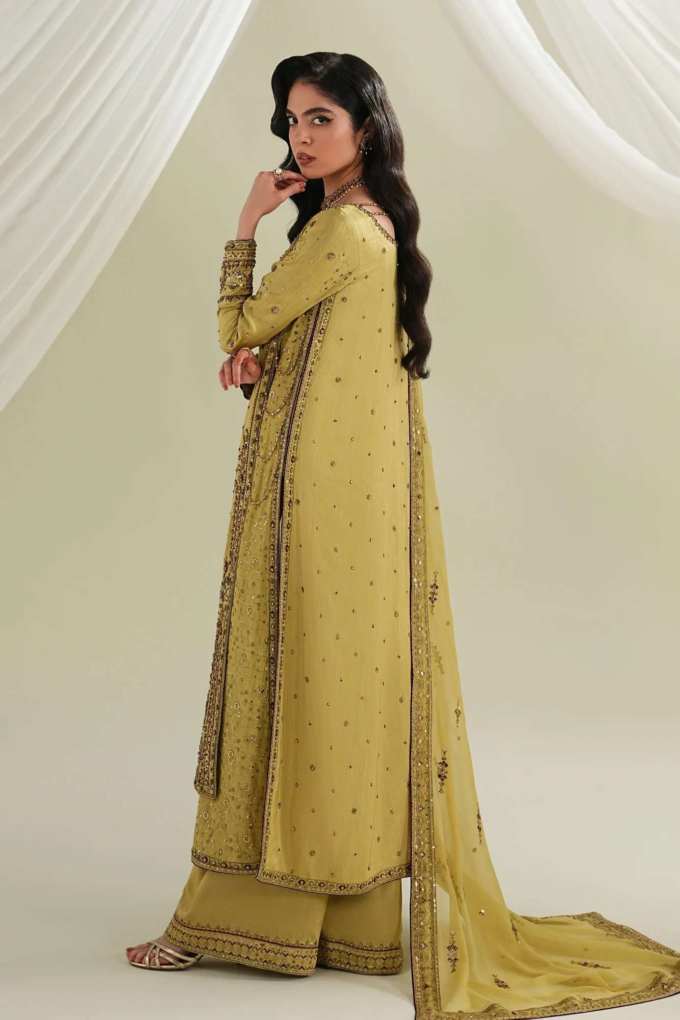 Raw silk shirt with crinkled dupatta and silk culottes in soft gold tone – view 2 – Poshaq