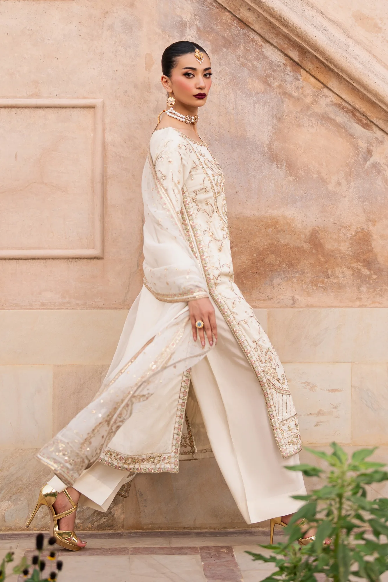 Raw silk shirt with organza dupatta and embroidered culottes – view 3 – Poshaq
