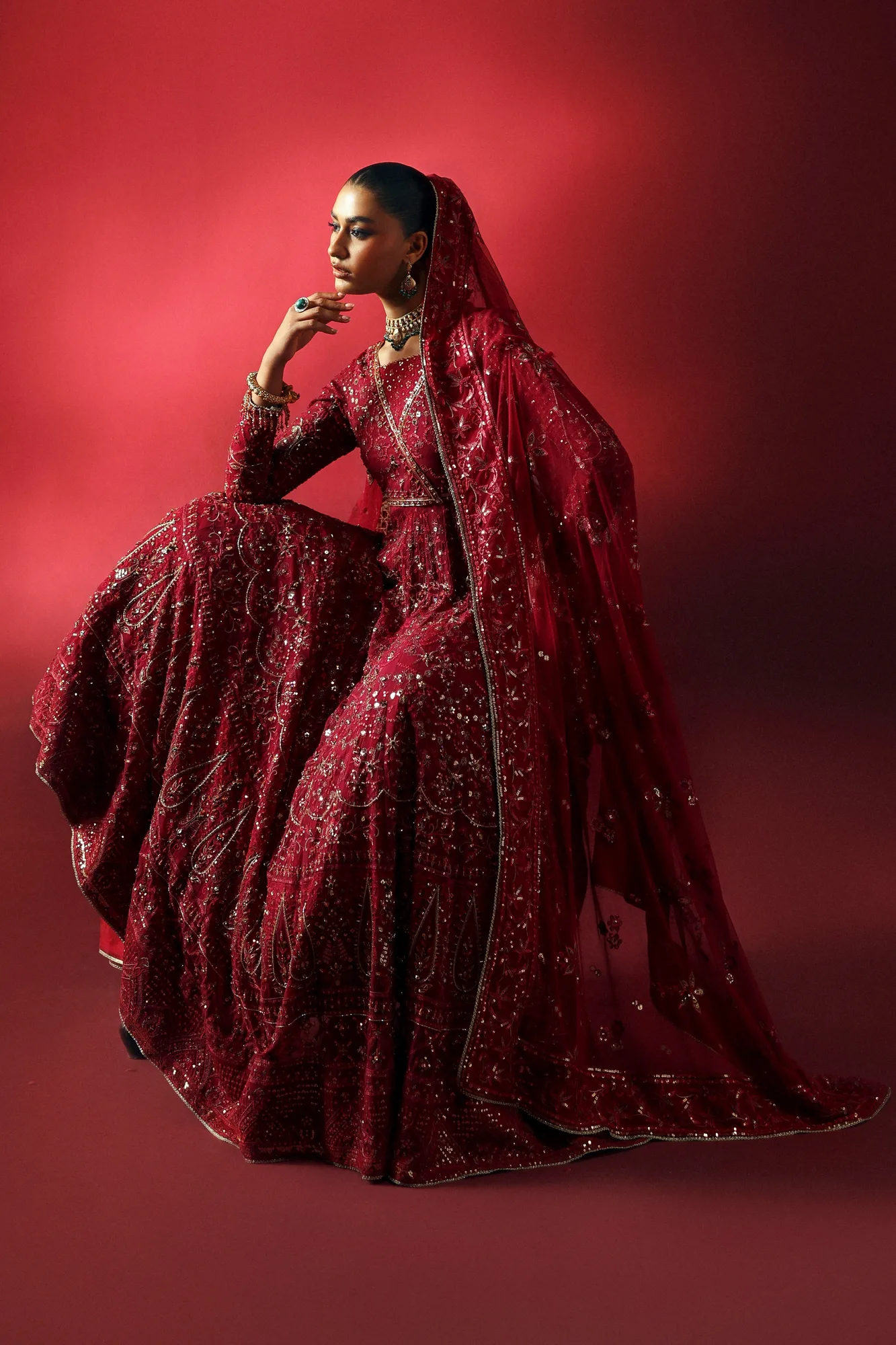 Red formal set with raw silk trousers and chiffon top, embroidered details – view 4 – Poshaq