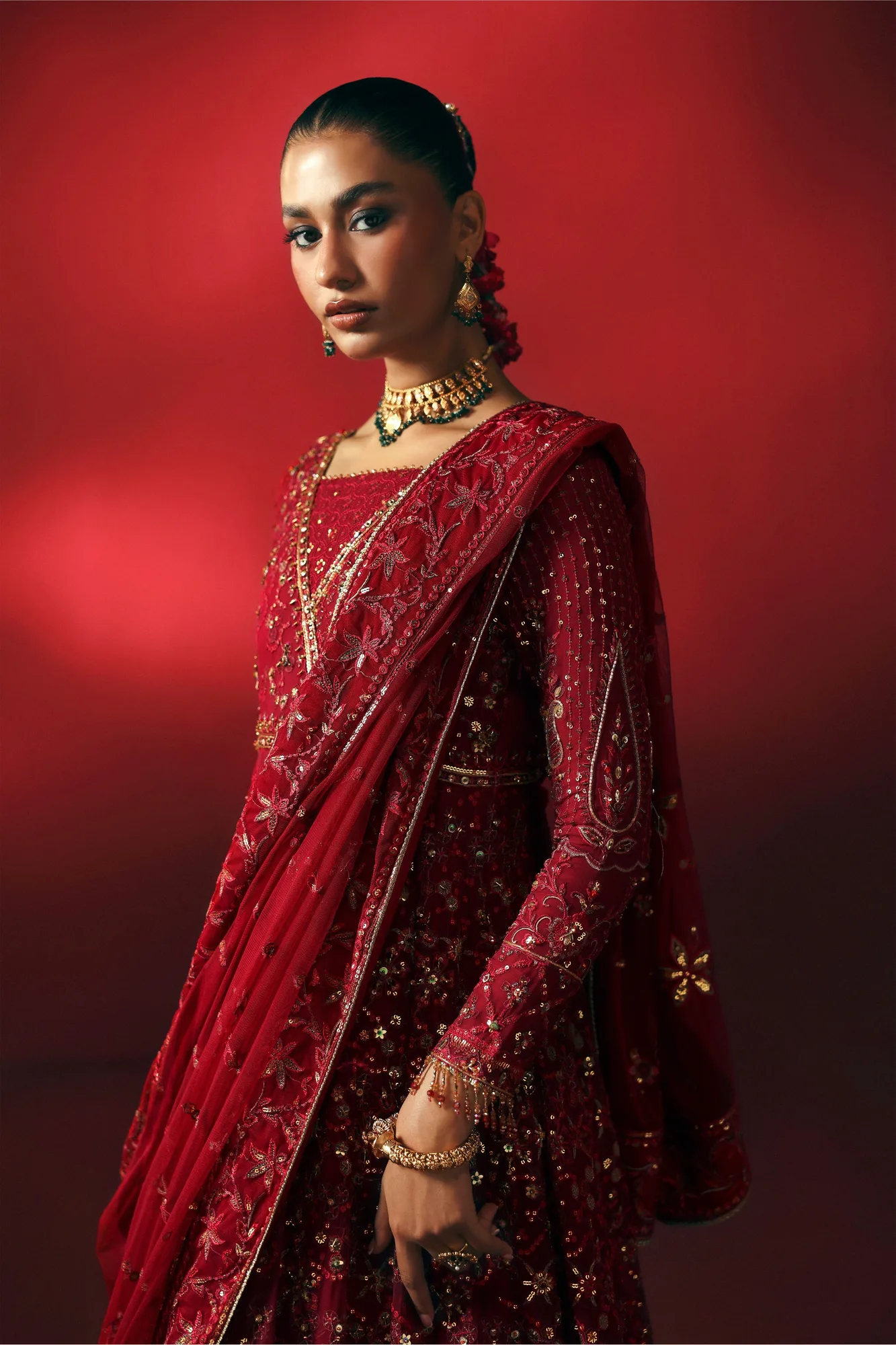Red formal set with raw silk trousers and chiffon top, embroidered details – view 5 – Poshaq