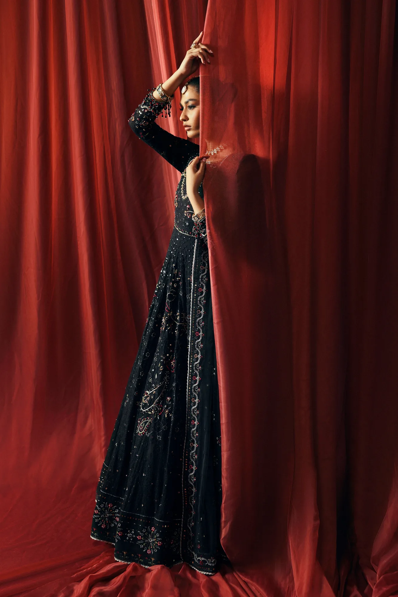 Raw silk formal suit with crinkled maxi, trousers and net dupatta – view 4 – Poshaq