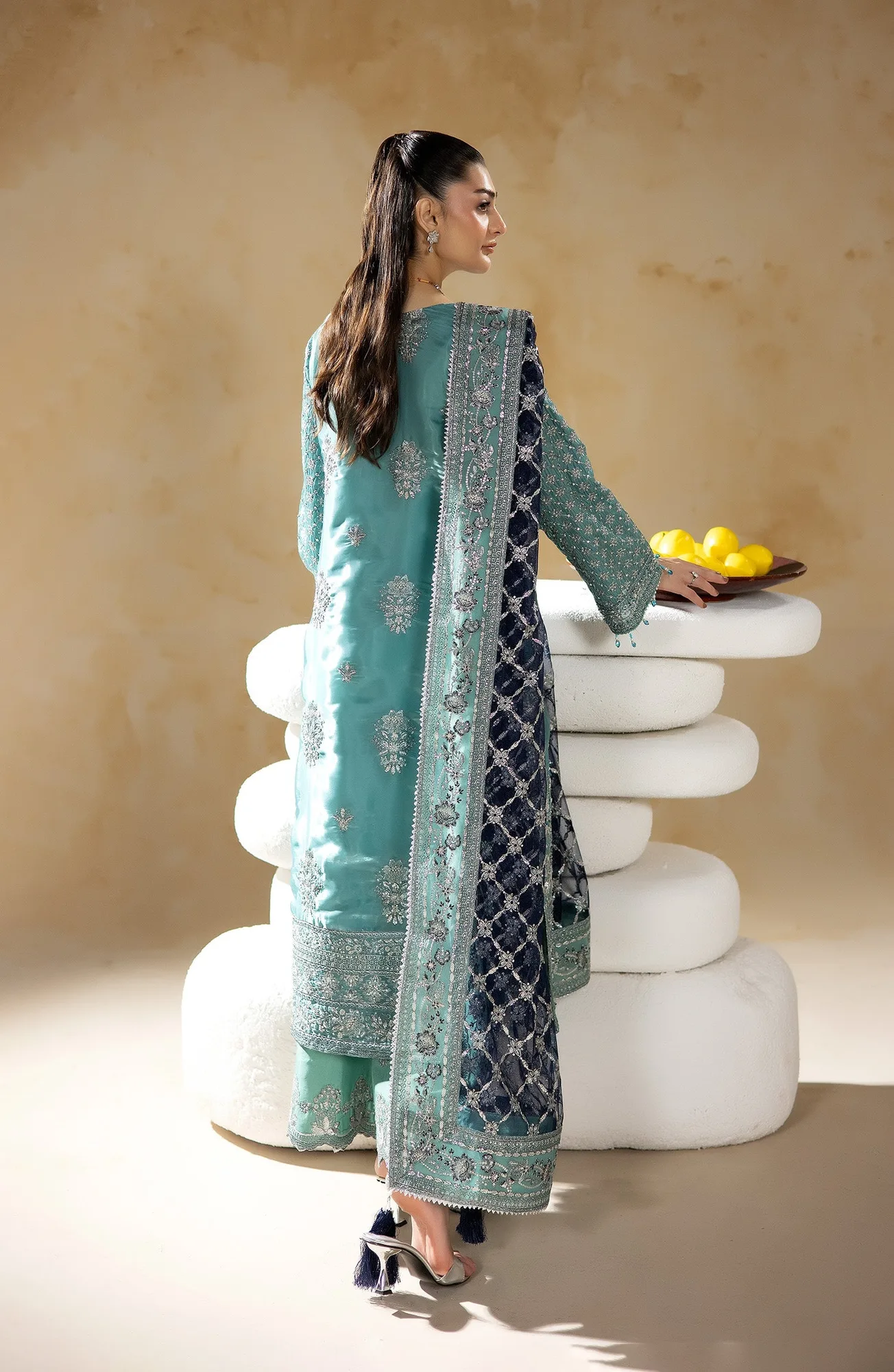 Raw silk shirt with net dupatta and silk trousers, rich texture – view 3 – Poshaq
