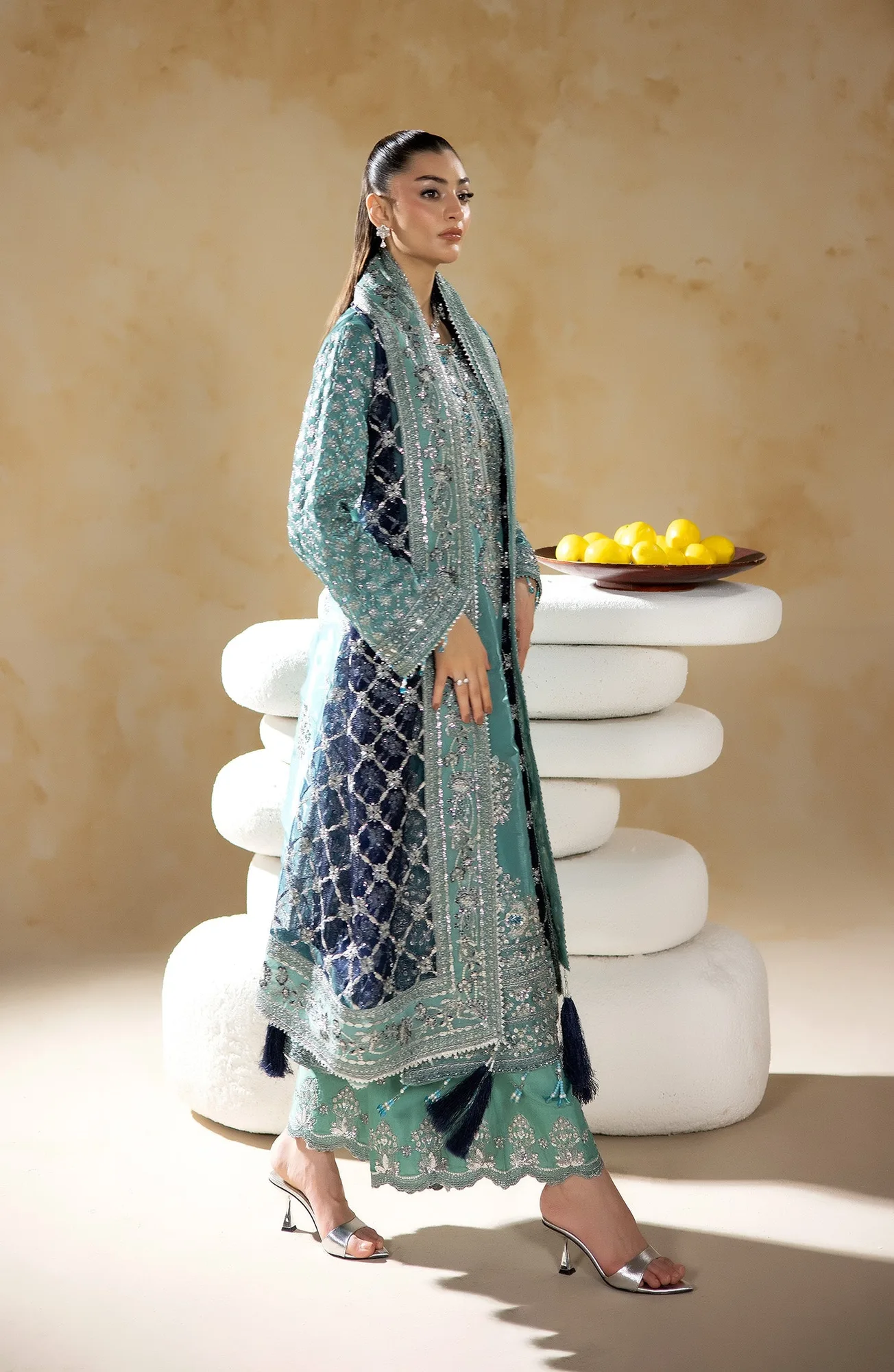 Raw silk shirt with net dupatta and silk trousers, rich texture – view 4 – Poshaq