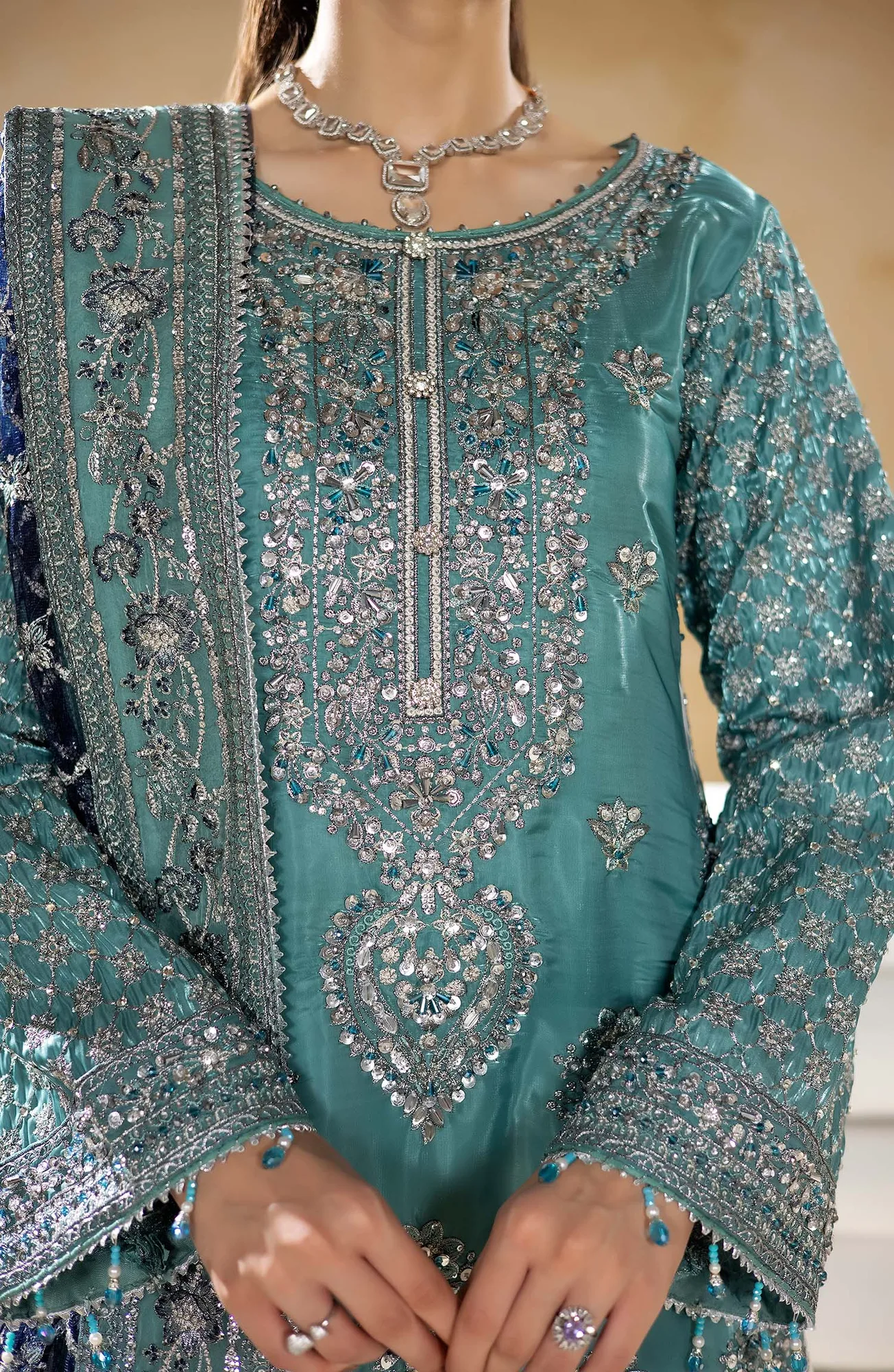 Raw silk shirt with net dupatta and silk trousers, rich texture – view 5 – Poshaq